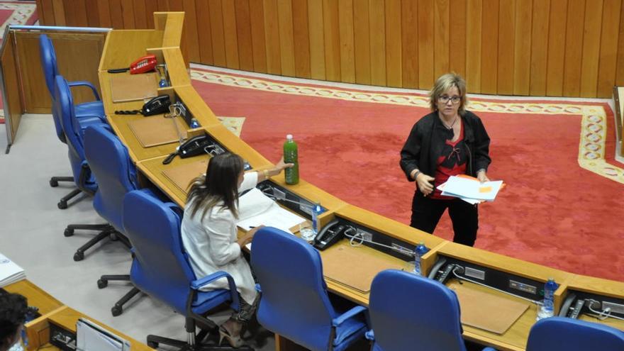 Montse Prado entregó la botella