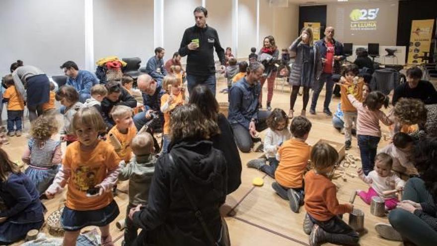 La escoleta la Lluna celebra en el Menador su 25 aniversario con teatro, música y pintura