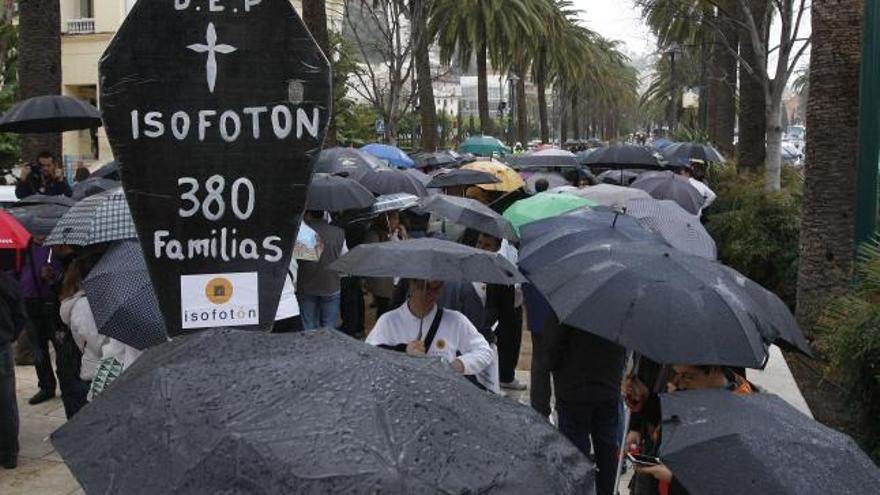 Los trabajadores de Isofotón se manifestaron ayer bajo la lluvia.