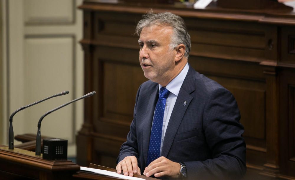 Pleno en el Parlamento de Canarias