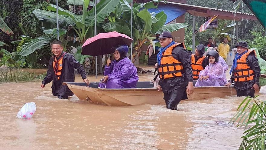 Al menos 4 desaparecidos y miles de afectados por las inundaciones en el sur de Tailandia