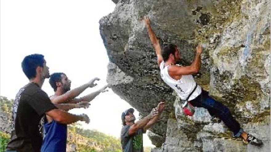 Organitzadors del Manresa Bloc fent proves al camí dels Corrals de cara a les jornades del cap de setmana