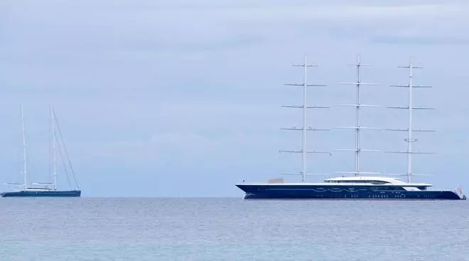 Eine der modernsten Superyachten der Welt: die Black Pearl vor Mallorca