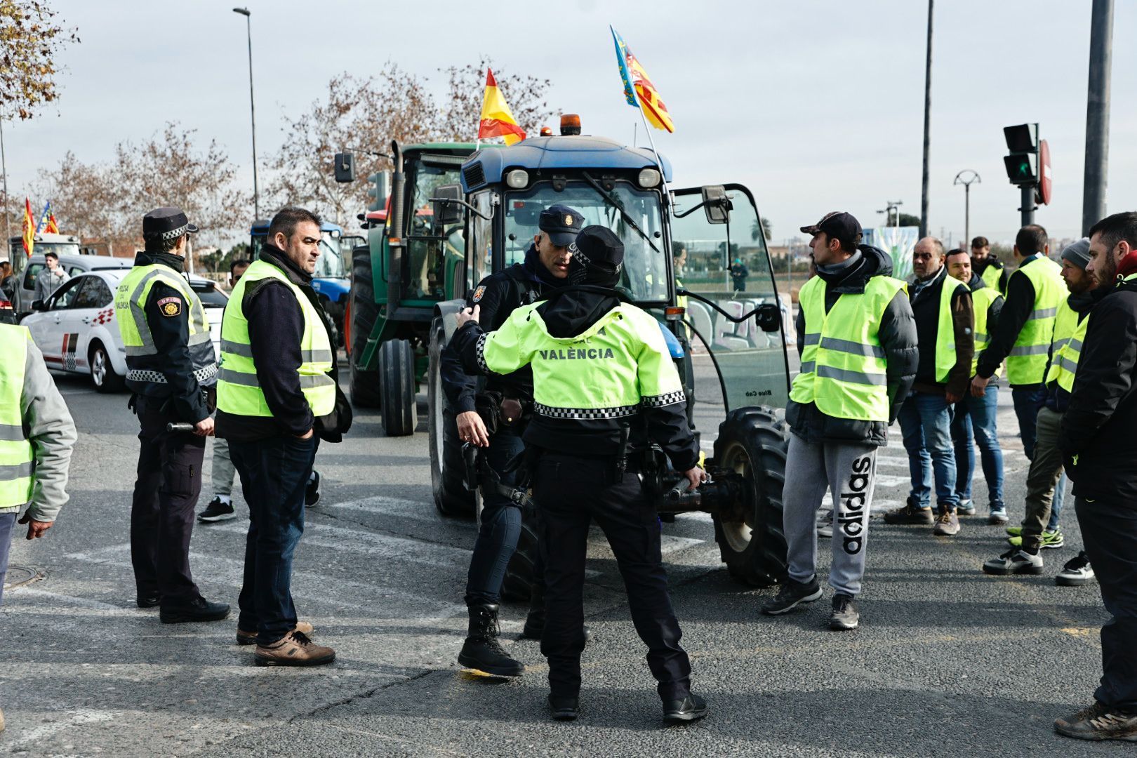 Las primeras tractoradas colapsan València