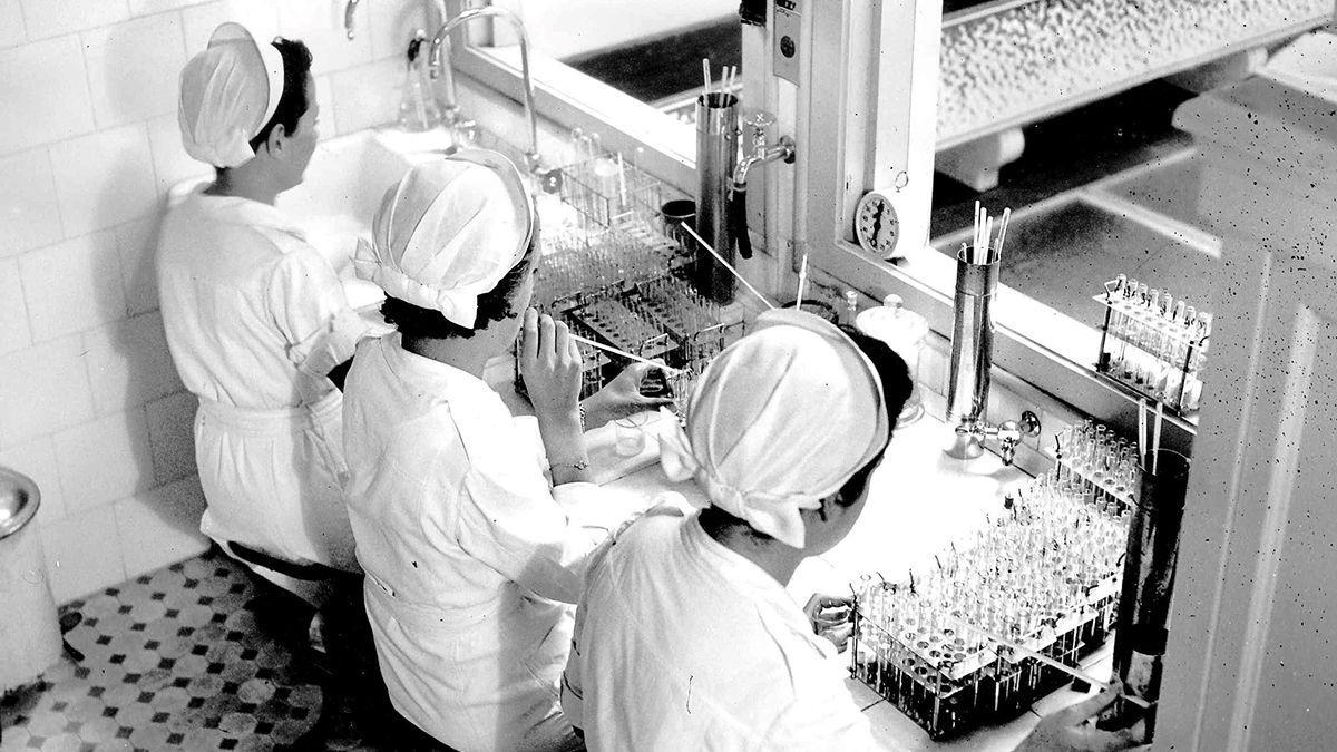 Obra Antituberculosa de La Caixa. Mujeres en el laboratorio de los Dispensarios Blancos del Instituto Antituberculoso Francesc Moragas, en el paseo de Sant Joan, 20, en 1932.
