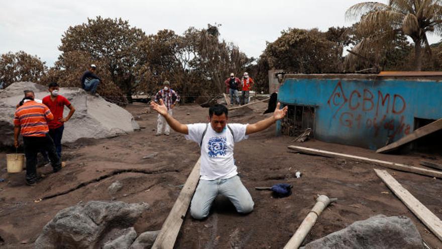 Guatemala mezcla los restos de varias víctimas del volcán