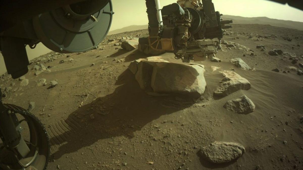 El rover Perseverance perfora muestras de una roca volcánica cerca de su lugar de aterrizaje.