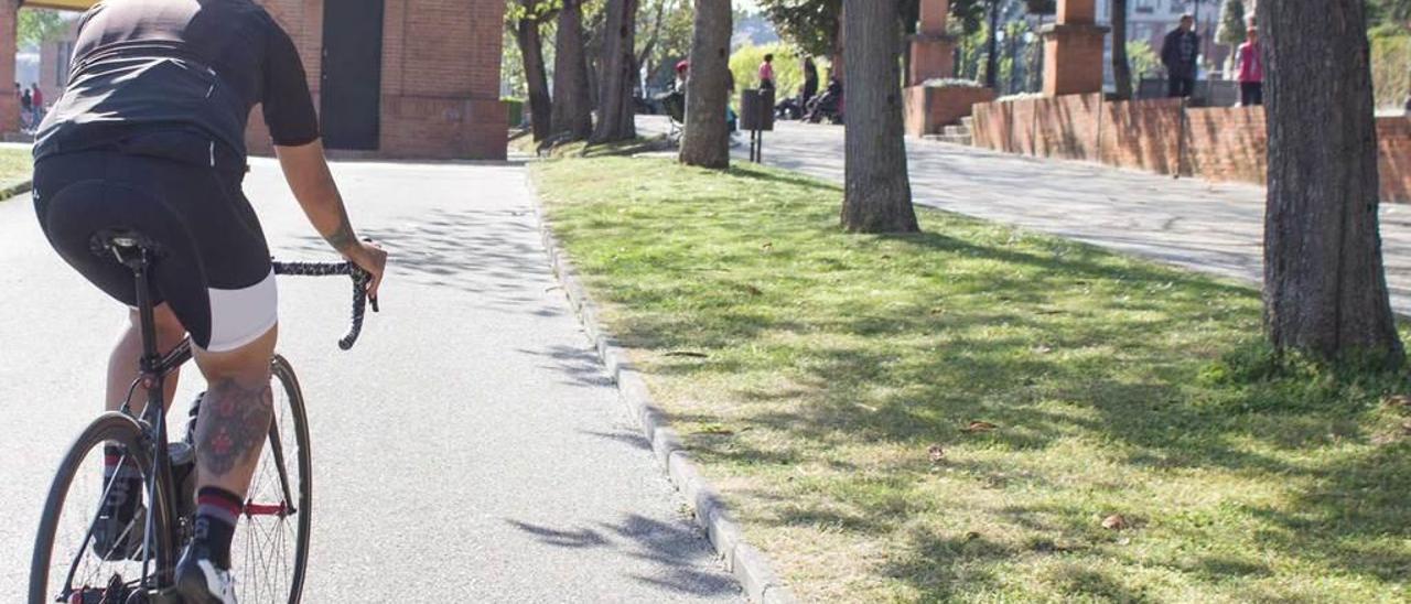 Un ciclista junto al Parque de Invierno.