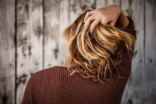 Llegó el otoño: ¿Cómo saber si se me está cayendo demasiado pelo? ¿Se puede evitar?