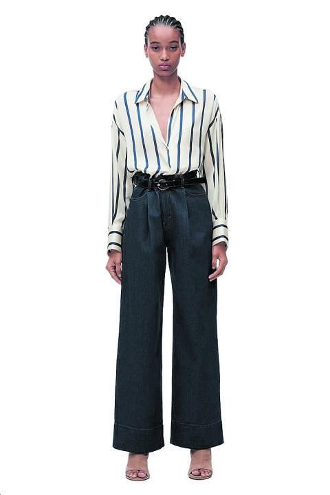 Pantalón de tiro alto y camisa a rayas de Zara. 