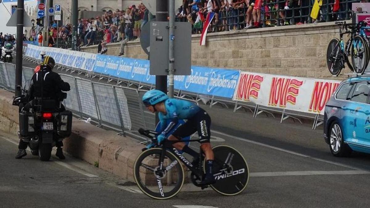 Miguel Ángel 'Supermán' López durante la etapa del Giro de Italia de 2022 celebrada en Budapest.