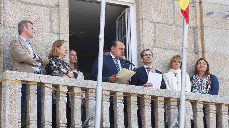 En el balcón del Concello, Alfonso Rueda, Ana Pastor, el alcalde Horacio Gil, Manuel X. Xiráldez (pregonero de las fiestas) y Nava Castro, directora de Turismo de Galicia, entre otros. // A. Hernández