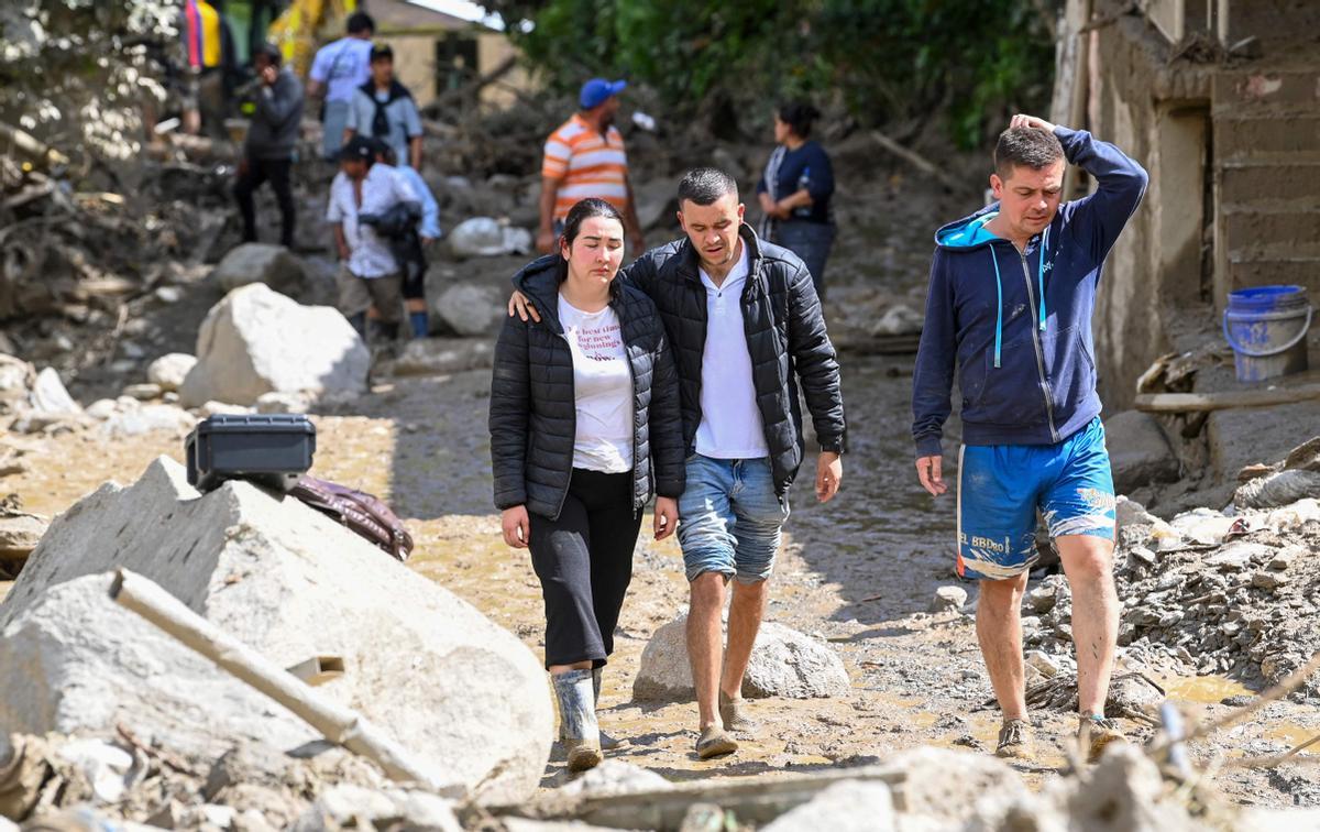 Equipos de rescate trabajan buscan desaparecidos tras una avalancha en Quetame, Colombia