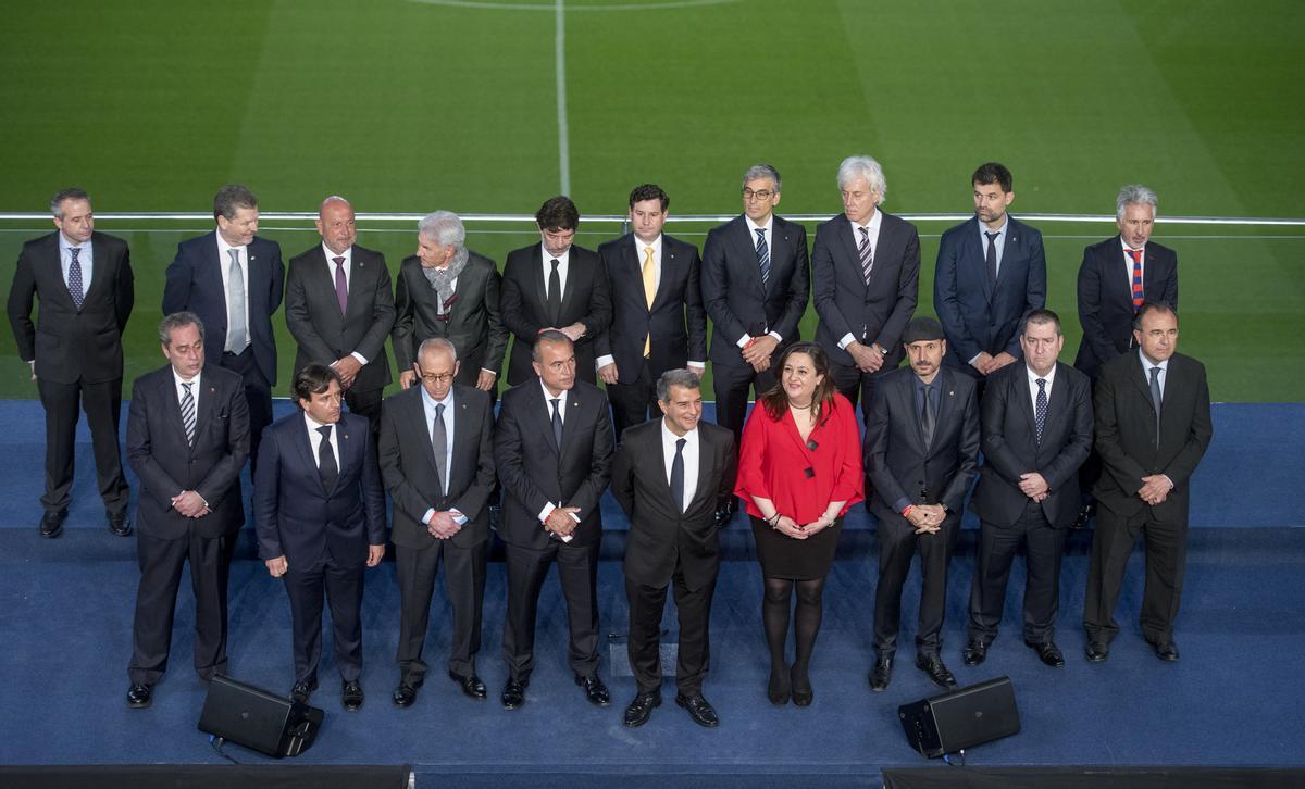 Laporta junto a su junta.