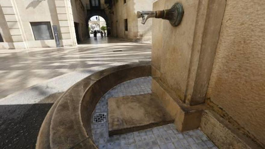 La fuente de la Santísima Faz ya luce limpia