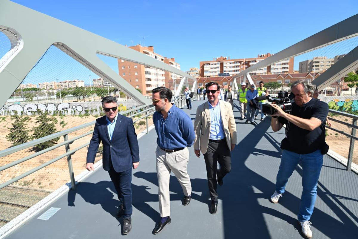 La pasarela sobre las vías del tren ya está en uso para unir el barrio de Altabix