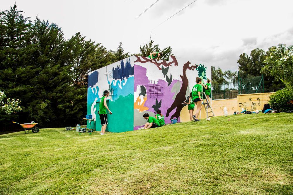 Una veintena de alumnos de Bachillerato de Arte del IES Universidad Laboral transforma en tres días un pintarrajeado depósito de agua de Parques y Jardines en una obra de arte.