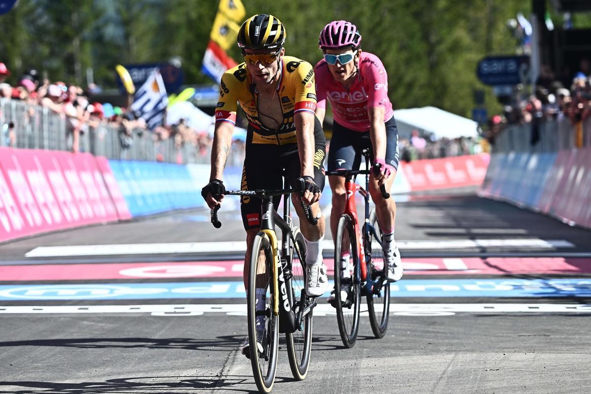 Val Di Zoldo (Italy), 25/05/2023.- Slovenian rider Primoz Roglic (L) of team Jumbo Visma and British rider Geraint Thomas of Ineos Grenadiers react after crossing the finish line during the 18th stage of the Giro d’Italia 2023 cycling tour over 161 km from Oderzo to Val di Zoldo, Italy, 25 May 2023. (Ciclismo, Italia, Eslovenia) EFE/EPA/LUCA ZENNARO