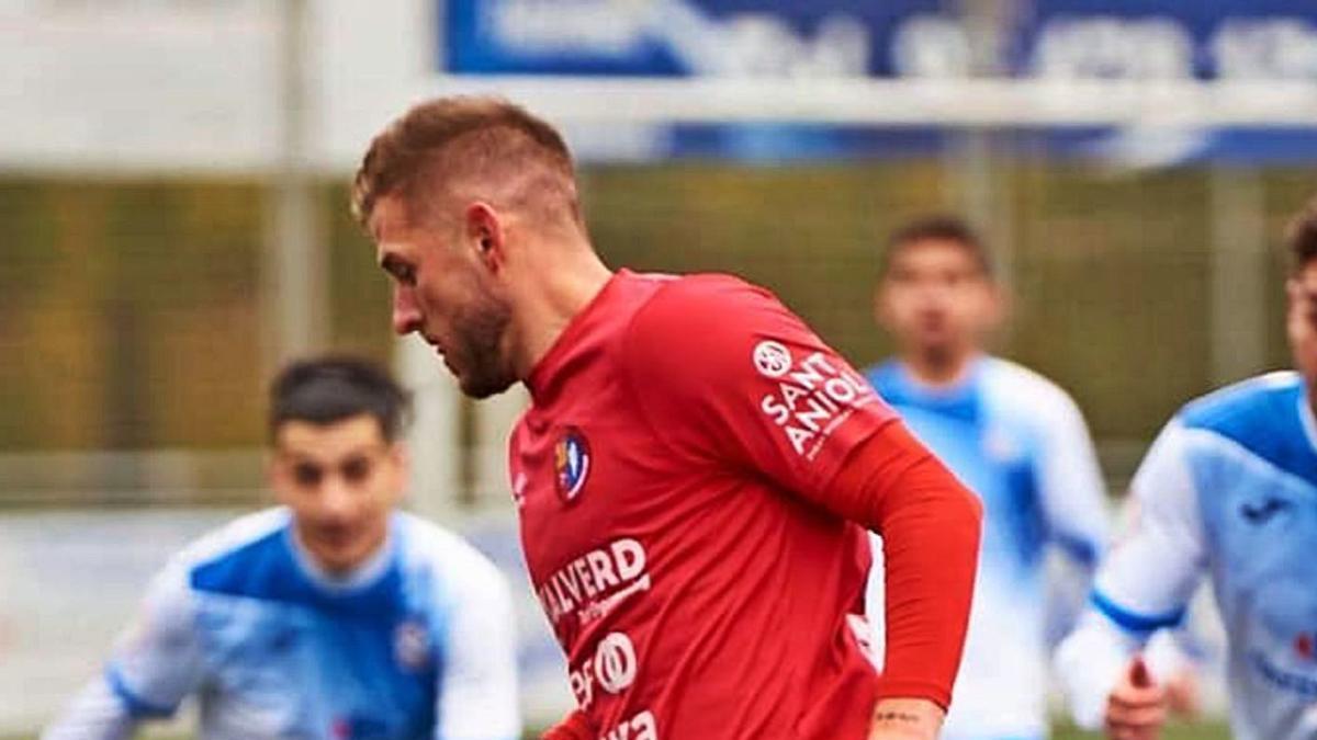 El lateral esquerre Roger Escoruela en una acció del partit d&#039;ahir.