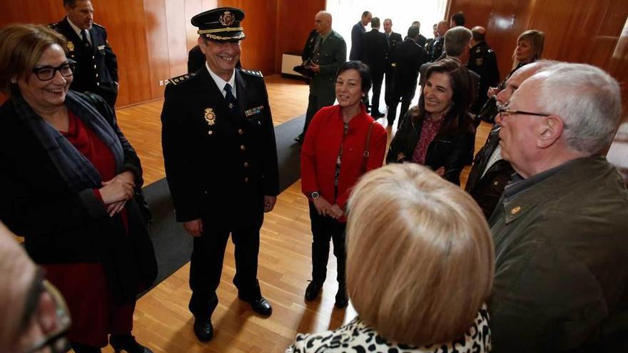 José María Esteban, junto a Mariví Monteserín (a la izquierda), conversando ayer con representantes de varios colectivos en la Comisaría de la Policía Nacional.