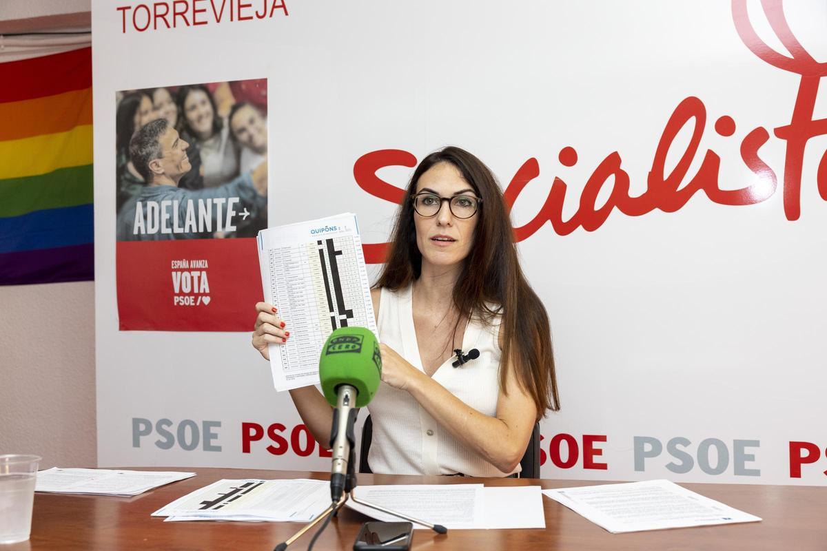 Bárbara Soler durante la rueda de prensa muestra uno de los informes