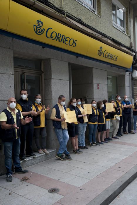 Protestan contra la decisión de no contratar trabajadores para cubrir bajas y vacaciones.