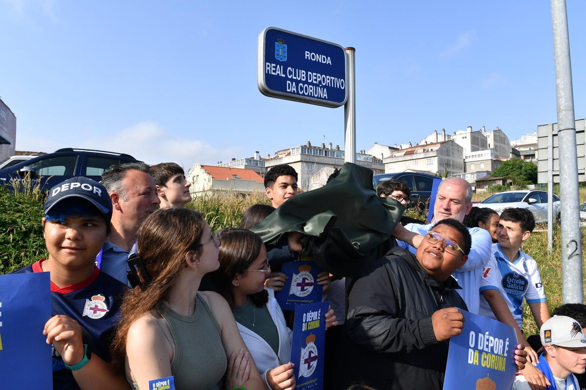 Momento no que se descubría a placa