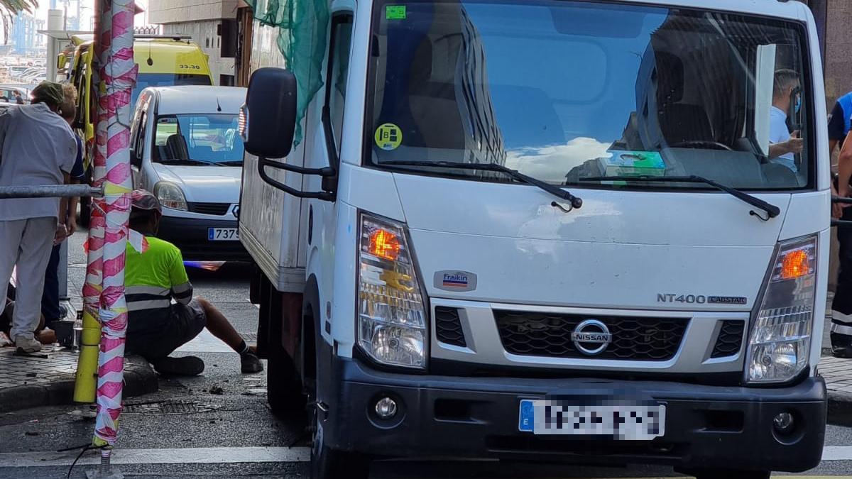 Cae de un andamio tras la embestida de un furgón