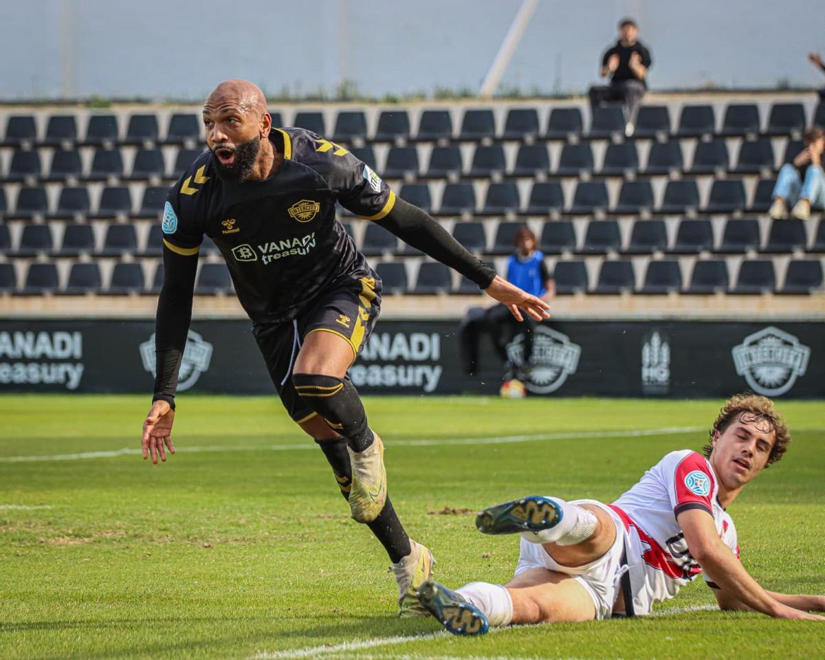 Nsue celebra su gol con el Intercity tras superar al defensa del filial del Rayo Vallecano.