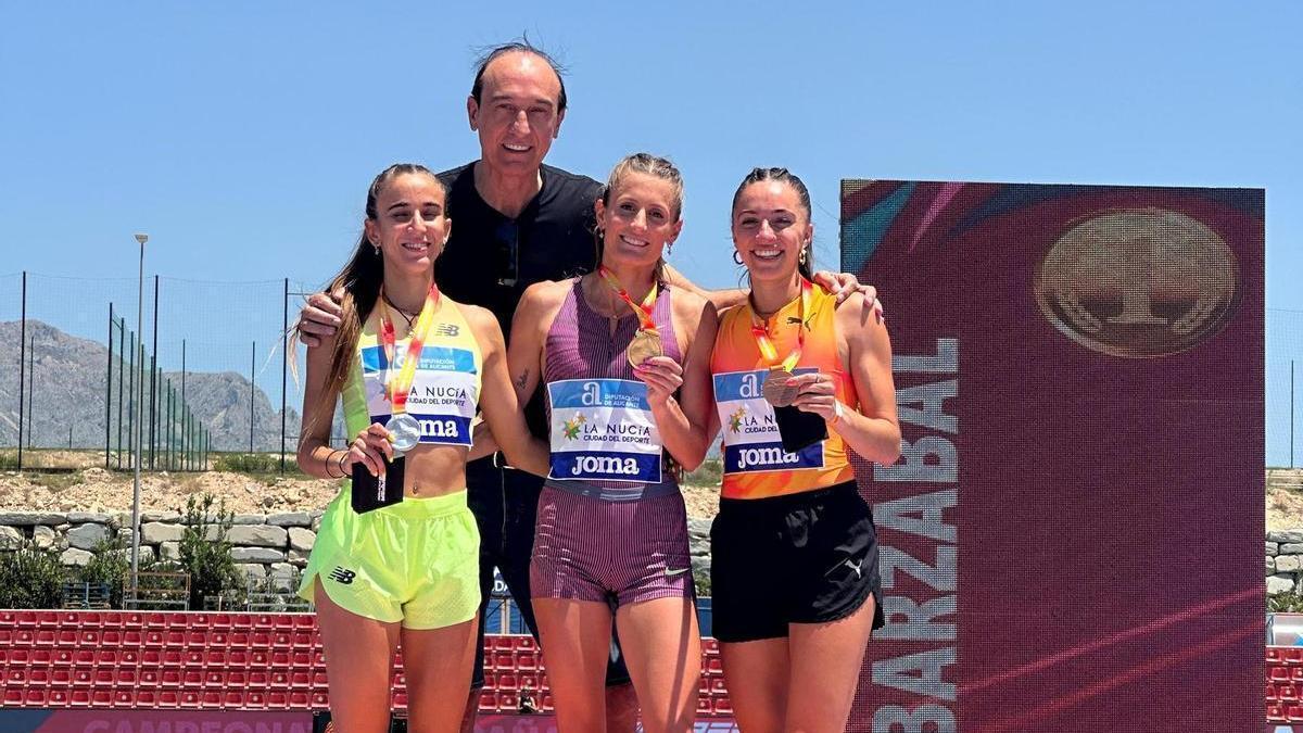 Daniela García, plata, y Lucía Pinacchio, bronce, escoltan en el podio a la ganadora del 800, Lorea Ibarzabal