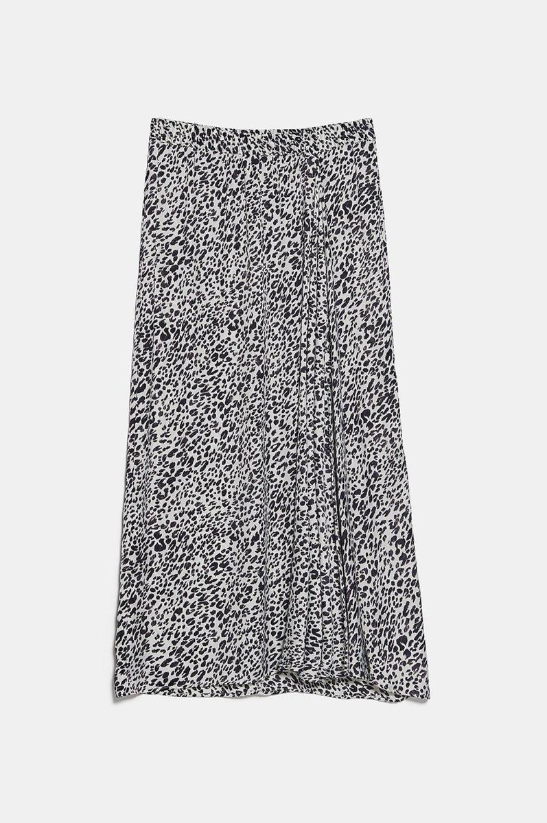 Falda de leopardo en blanco y negro de Zara (Precio: 25,95 euros)