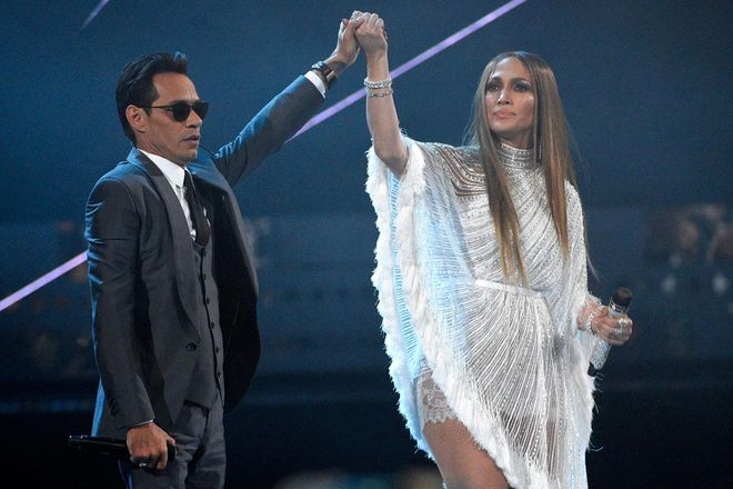 Jennifer López con vestido de Labourjoise junto a Marc Anthony en los Grammy Latinos 2016
