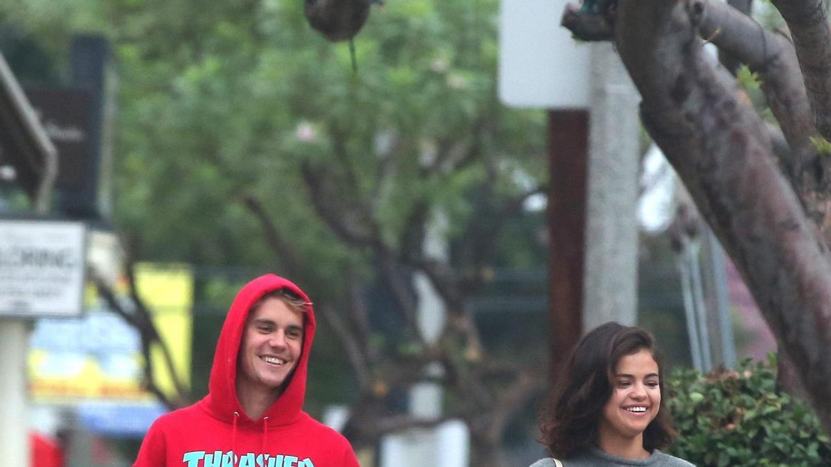 Selena Gómez y Justin Bieber paseando