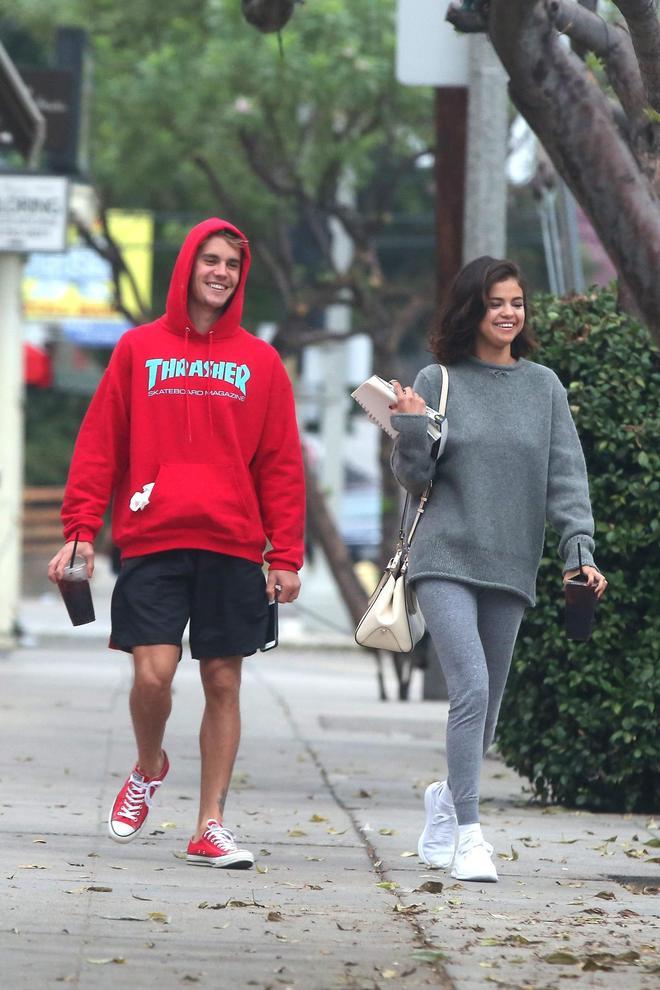 Selena Gómez y Justin Bieber paseando