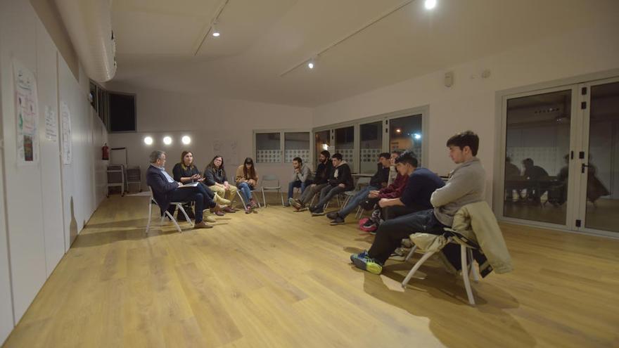 Imatge d&#039;una reunió del Consell de Joves amb l&#039;alcalde i la regidora de Joventut.