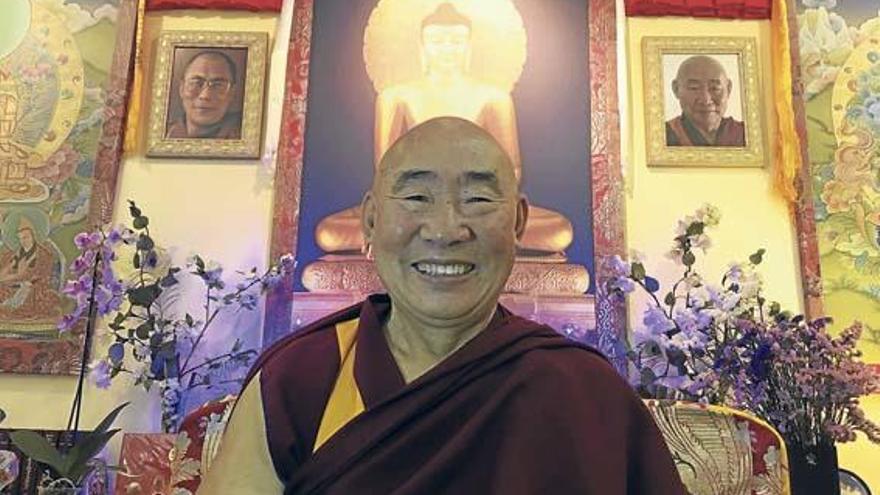 Strahlemann: Der tibetische Gelehrte Tsering Palden im Gebetsraum des buddhistischen Zentrums Tsongkhapa in Palma.