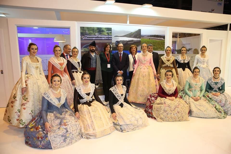 11 falleras mayores desfilan en Fitur para presentar las Fallas