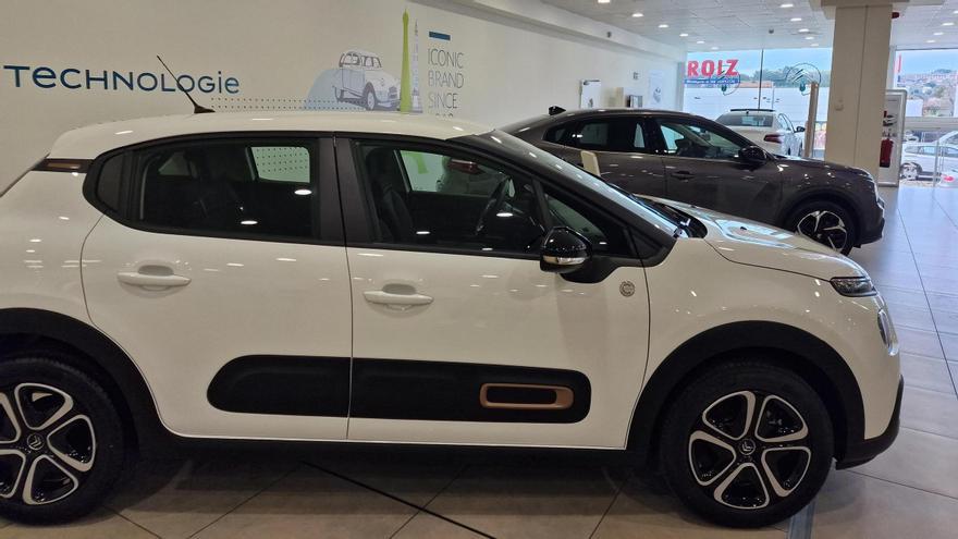 Coches nuevos en el concesionario