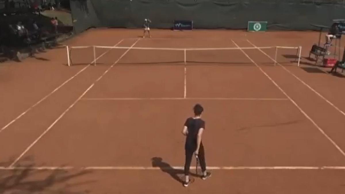 Bochornoso espectáculo, una jugadora recibe una wild card y no sabe ni sacar