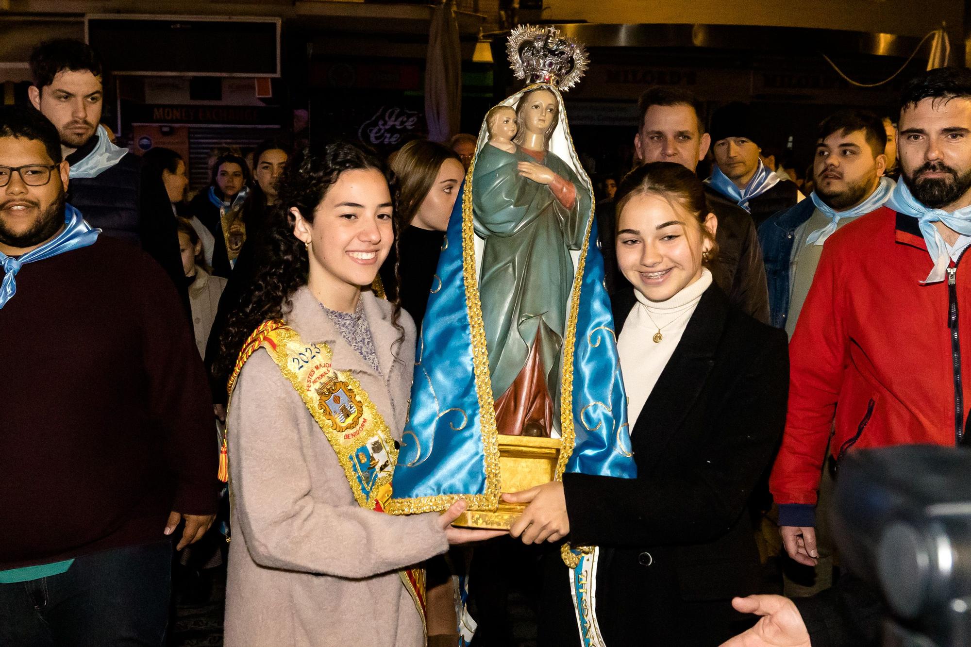 Devoción en Benidorm en la procesión de L'Alba