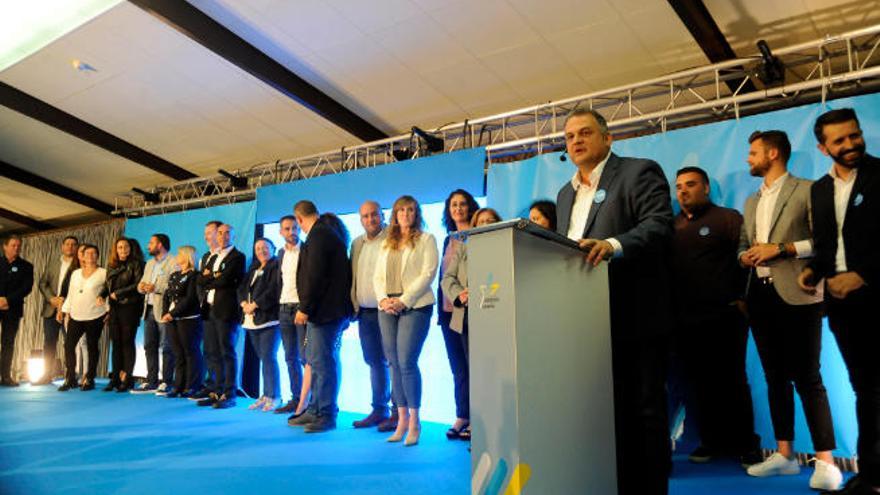 José Alberto Díaz, con sus compañeros de candidatura de fondo.