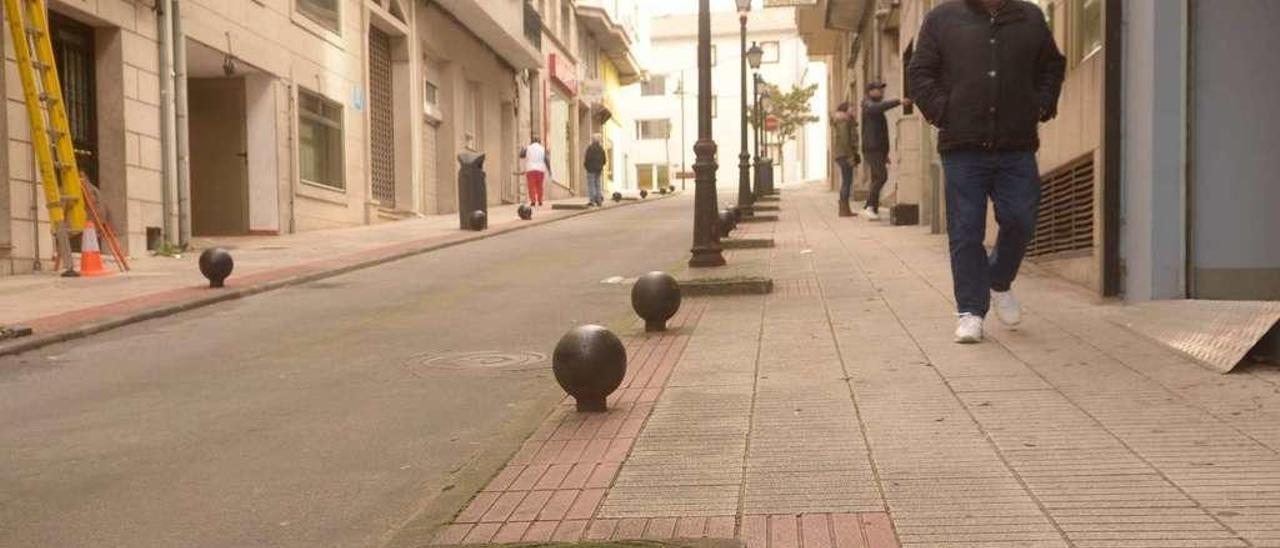 En primer término, uno de los alcorques vacíos en la calle Pontevedra tras la retirada de los árboles ornamentales. // Noé Parga