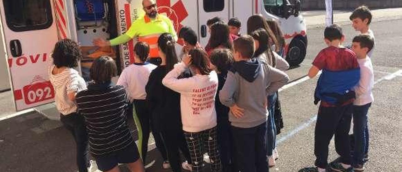 Los alumnos del colegio Reconquista observan una ambulancia.