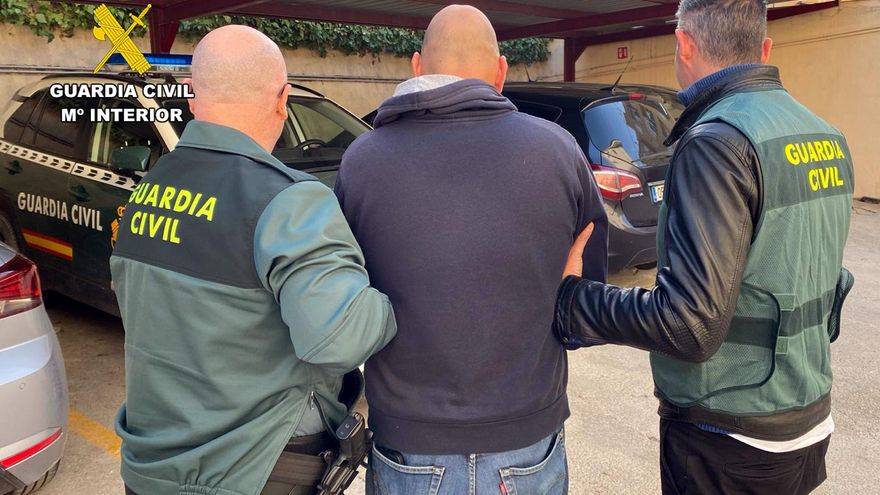 Pillan al hombre que robó en el interior de un coche en Cieza porque se dejó tirado su teléfono móvil