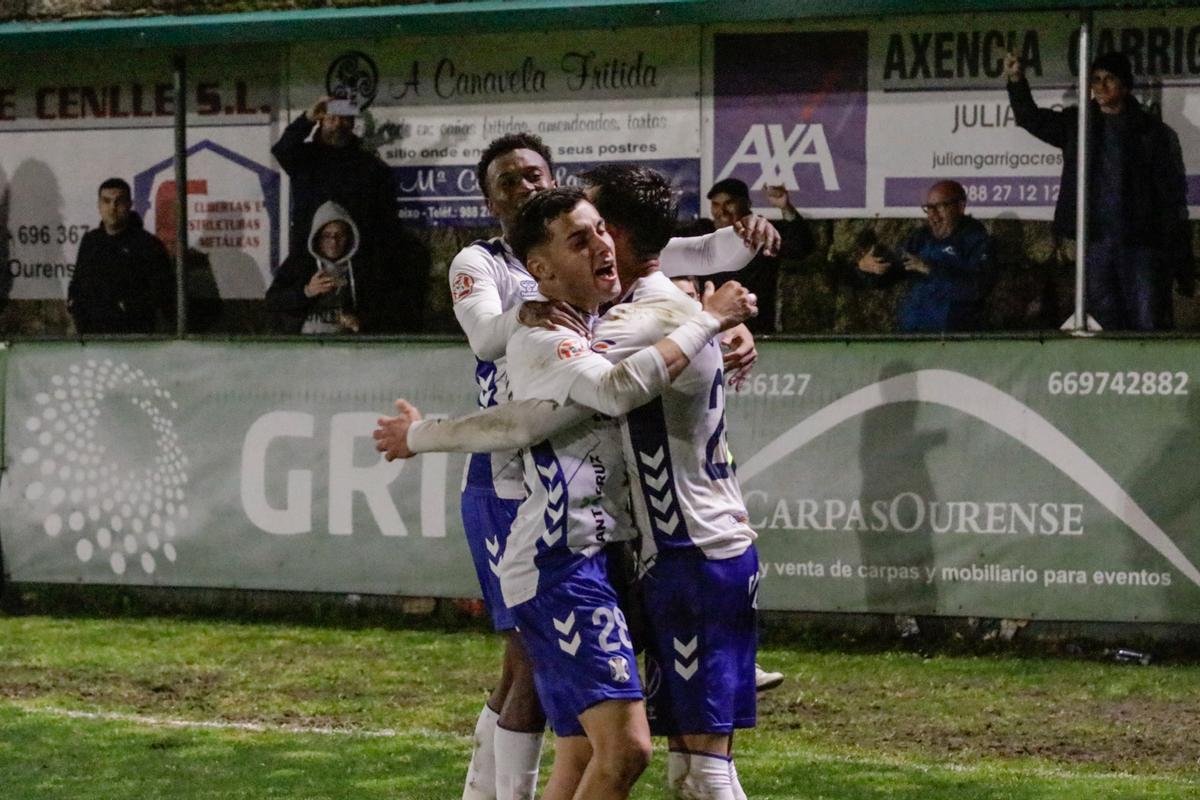 Los jugadores del CD Tenerife celebran el gol del sábado.