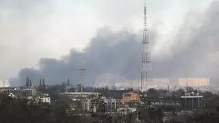 Moscú bombardea de nuevo Kiev y los ciudadanos buscan refugio