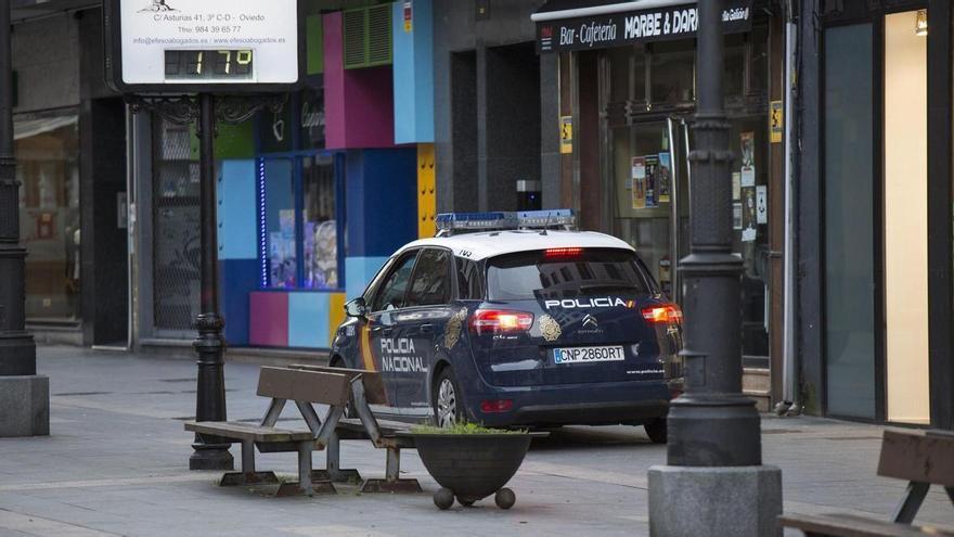 Un policía fuera de servicio salva a un trabajador de la limpieza en Mieres al reanimarlo hasta la llegada de los médicos