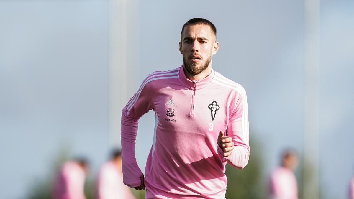 Óscar  Mingueza, durante el entrenamiento celebrado esta mañana por el Celta en la ciudad deportiva