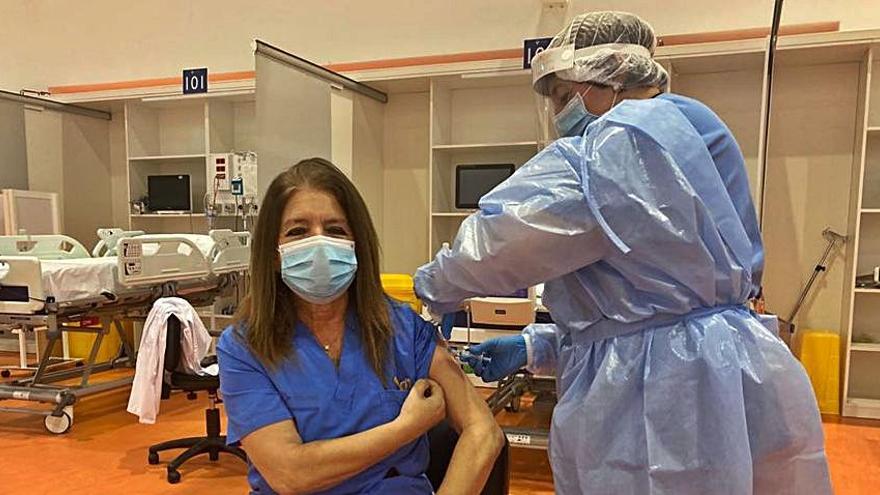 Dolores Escudero, jefa de la UCI del HUCA, recibe la vacuna.