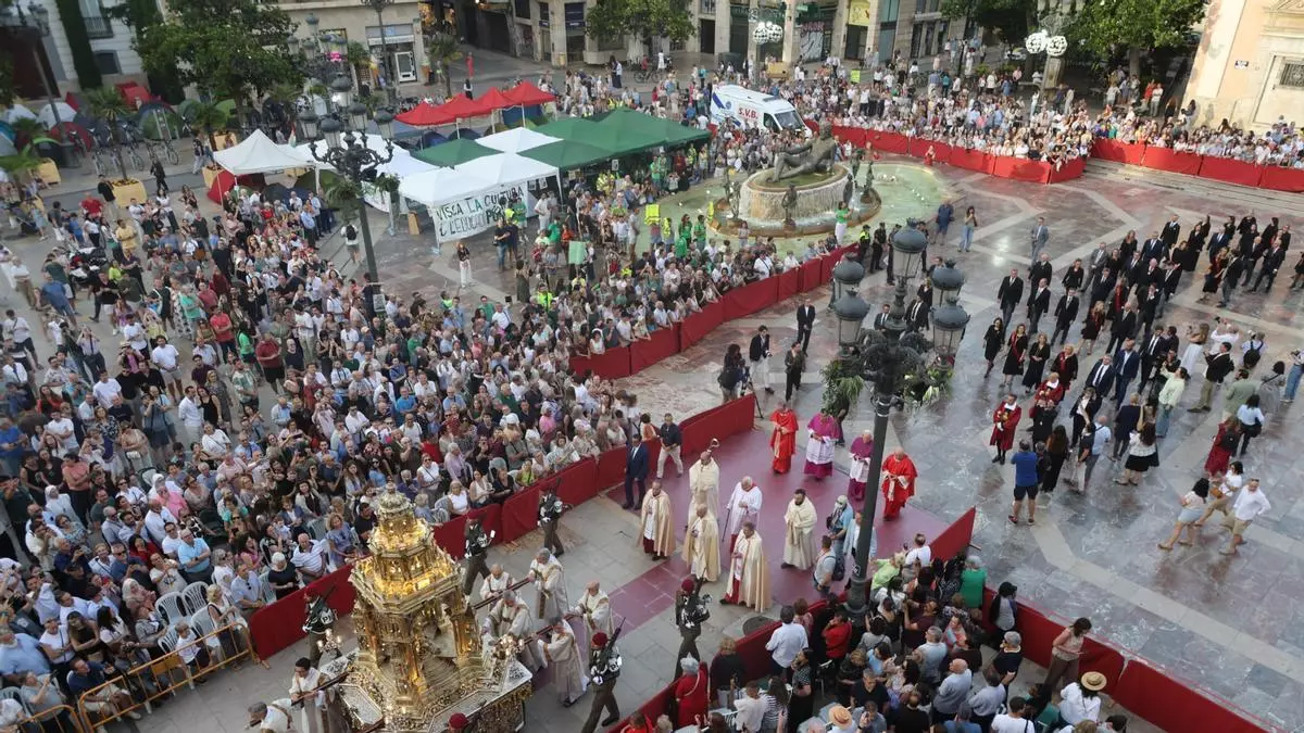 La procesión cierra un Corpus de convivencia con la acampada de profesores en la plaza de la Virgen